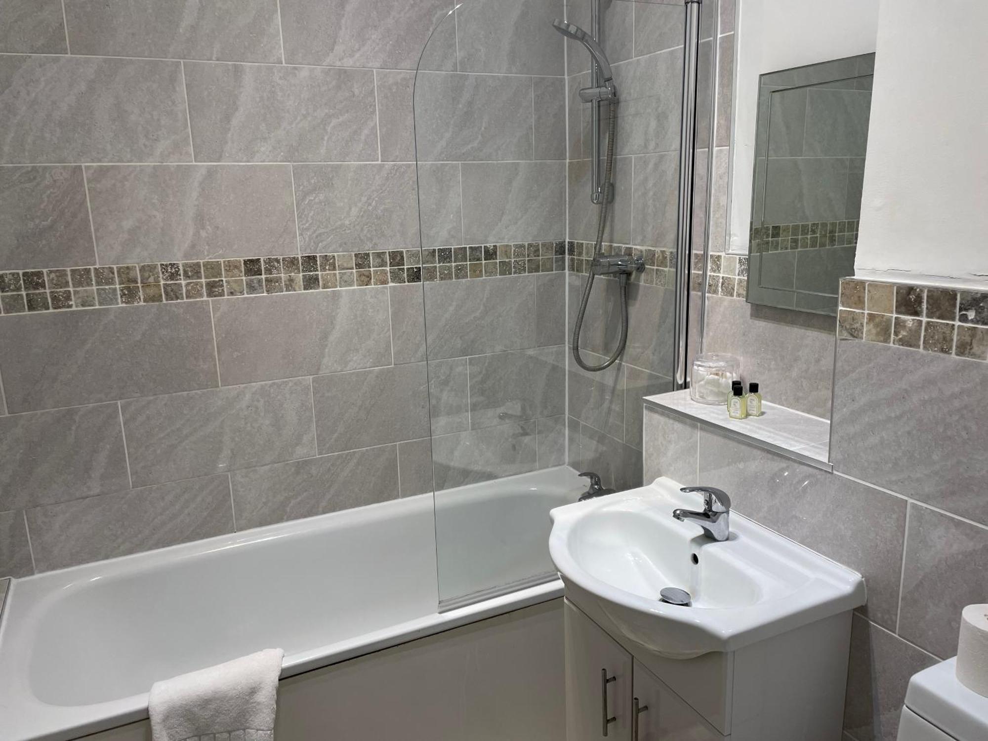 Number 10 Service Apartment - Danes เซาธ์แธมป์ตัน ภายนอก รูปภาพ