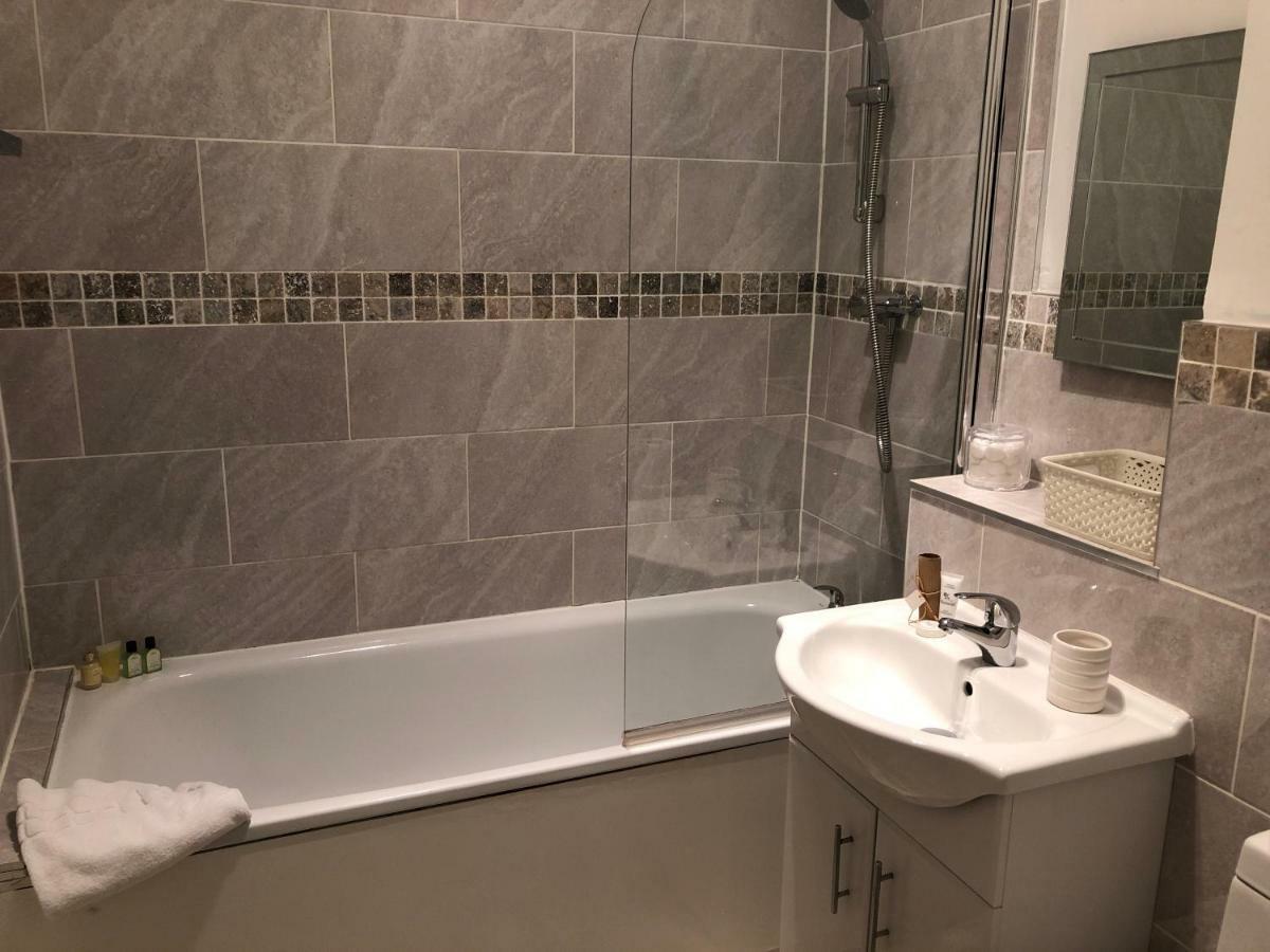 Number 10 Service Apartment - Danes เซาธ์แธมป์ตัน ภายนอก รูปภาพ